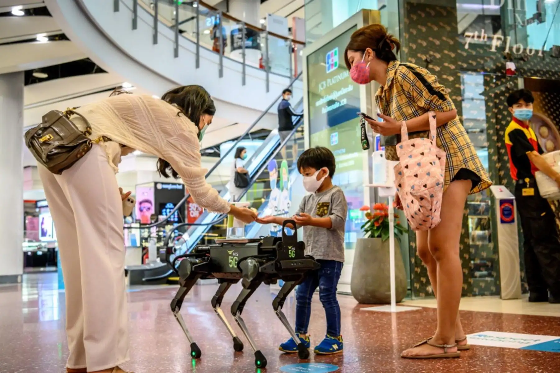 Un robot 5G K9 distribuye desinfectante de manos a los visitantes en un centro comercial en Bangkok, a medida que los sectores de la economía vuelven a abrir después de las restricciones para detener la propagación del nuevo coronavirus COVID-19. Foto: AFP