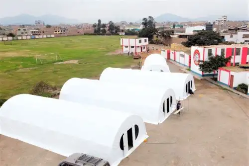 Acondicionan tiendas de campaña para pacientes covid-19 en las instalaciones del club Unión Huaral.