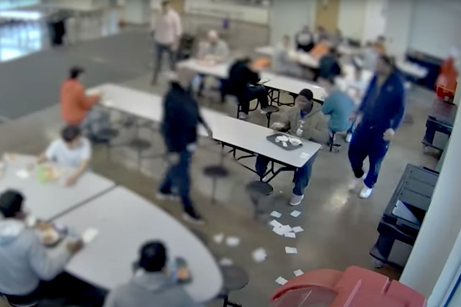 El video de la cámara de vigilancia muestra a Fredericks lanzando el sándwich desde su mesa y luego varios hombres se abalanzan sobre él. Foto: Internet