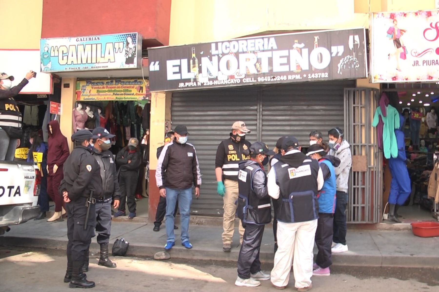 Representantes de la fiscalía, la Policía Nacional y el municipio de Huancayo participaron en decomiso de alcohol de dudosa procedencia. Foto: ANDINA/Difusión