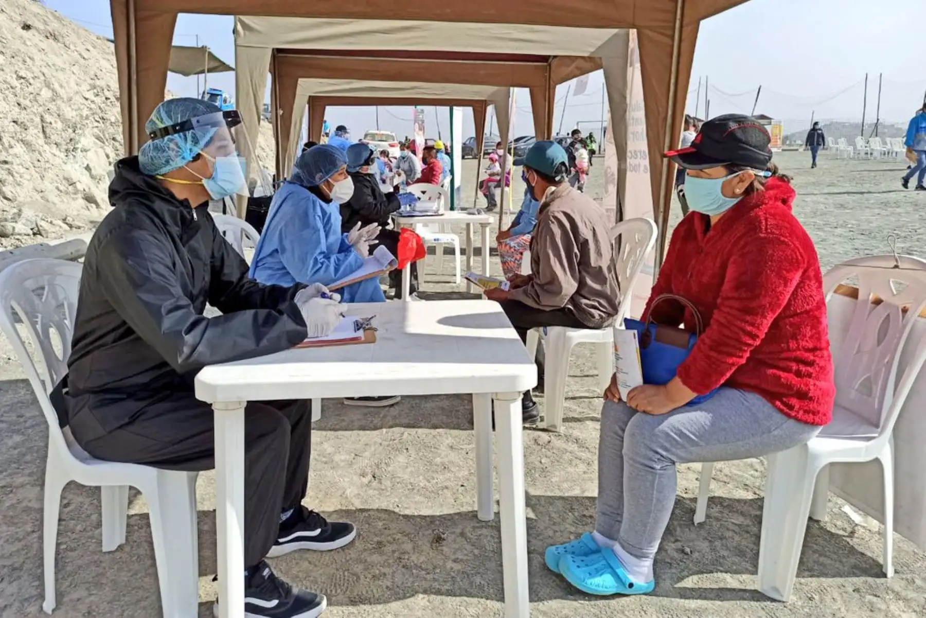 Equipo del Ministerio de Salud estuvieron en la zona de Manchay brindando atención integral de salud a la población de cuatro asentamientos humanos. Niños y adultos recibieron vacunación, descarte de covid -19 y orientación en salud mental ante la emergencia sanitaria. 
Foto: Minsa