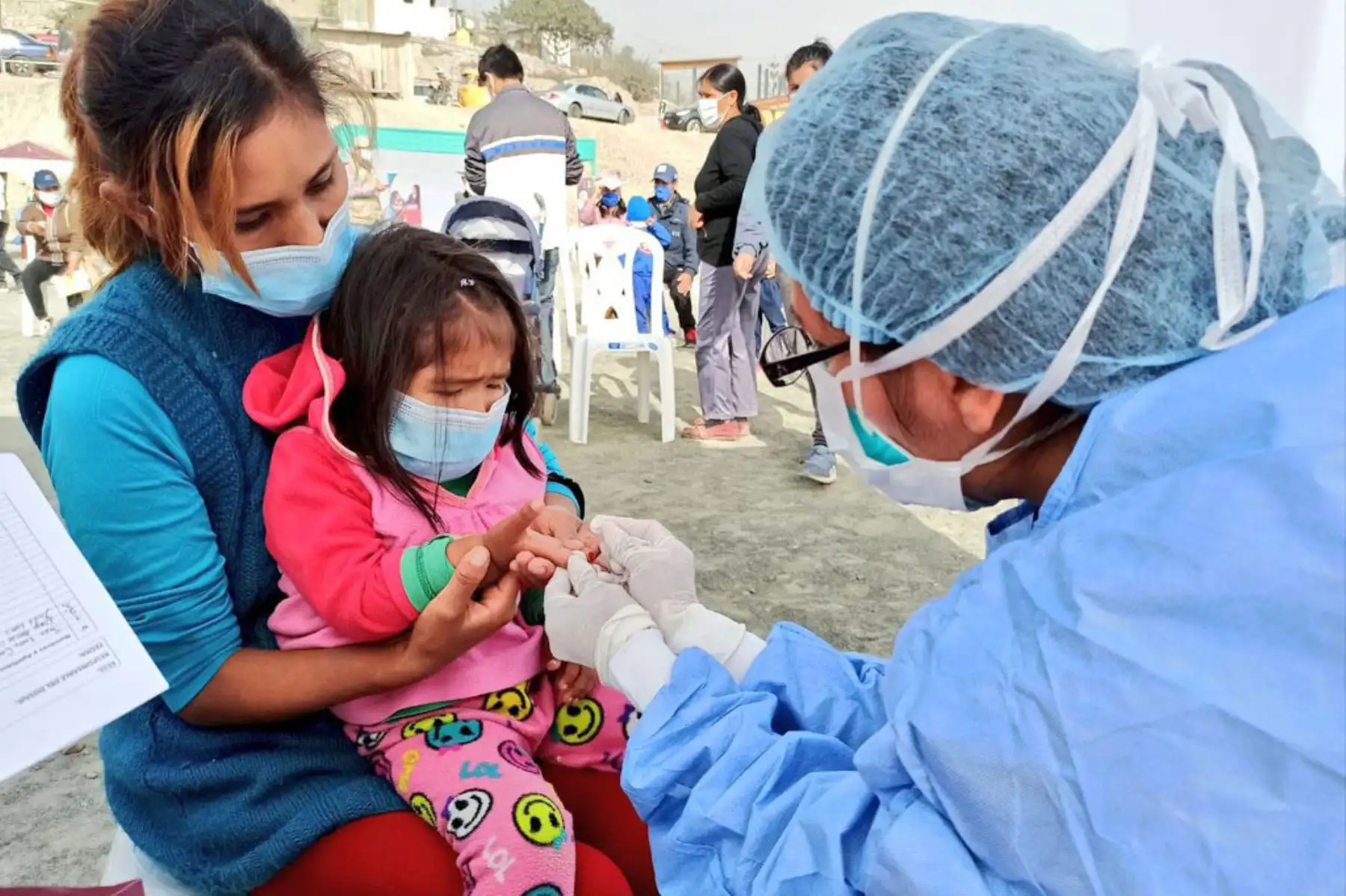 Equipo del Ministerio de Salud estuvieron en la zona de Manchay brindando atención integral de salud a la población de cuatro asentamientos humanos. Niños y adultos recibieron vacunación, descarte de covid -19 y orientación en salud mental ante la emergencia sanitaria. 
Foto: Minsa