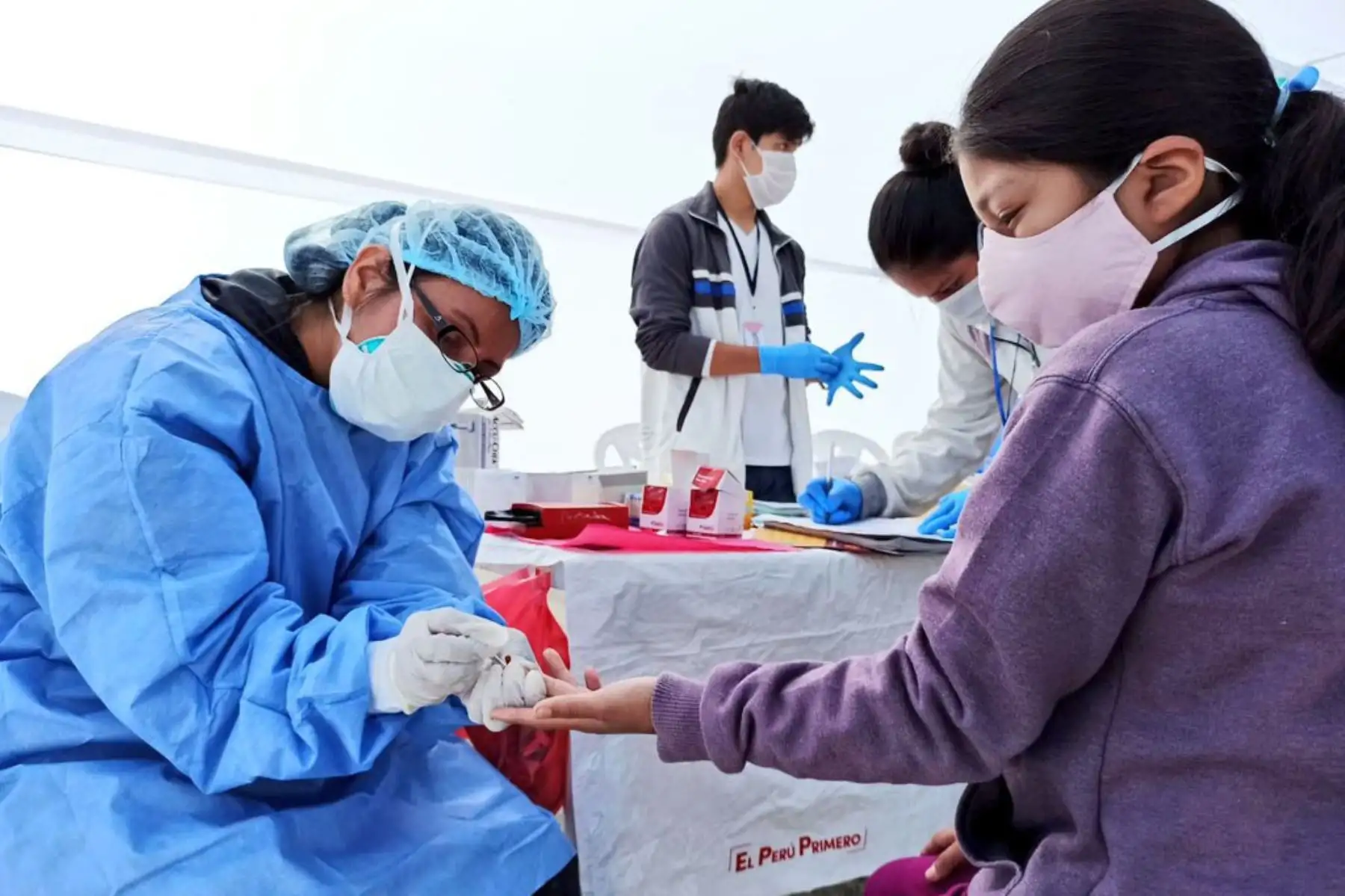Equipo del Ministerio de Salud estuvieron en la zona de Manchay brindando atención integral de salud a la población de cuatro asentamientos humanos. Niños y adultos recibieron vacunación, descarte de covid -19 y orientación en salud mental ante la emergencia sanitaria. 
Foto: Minsa