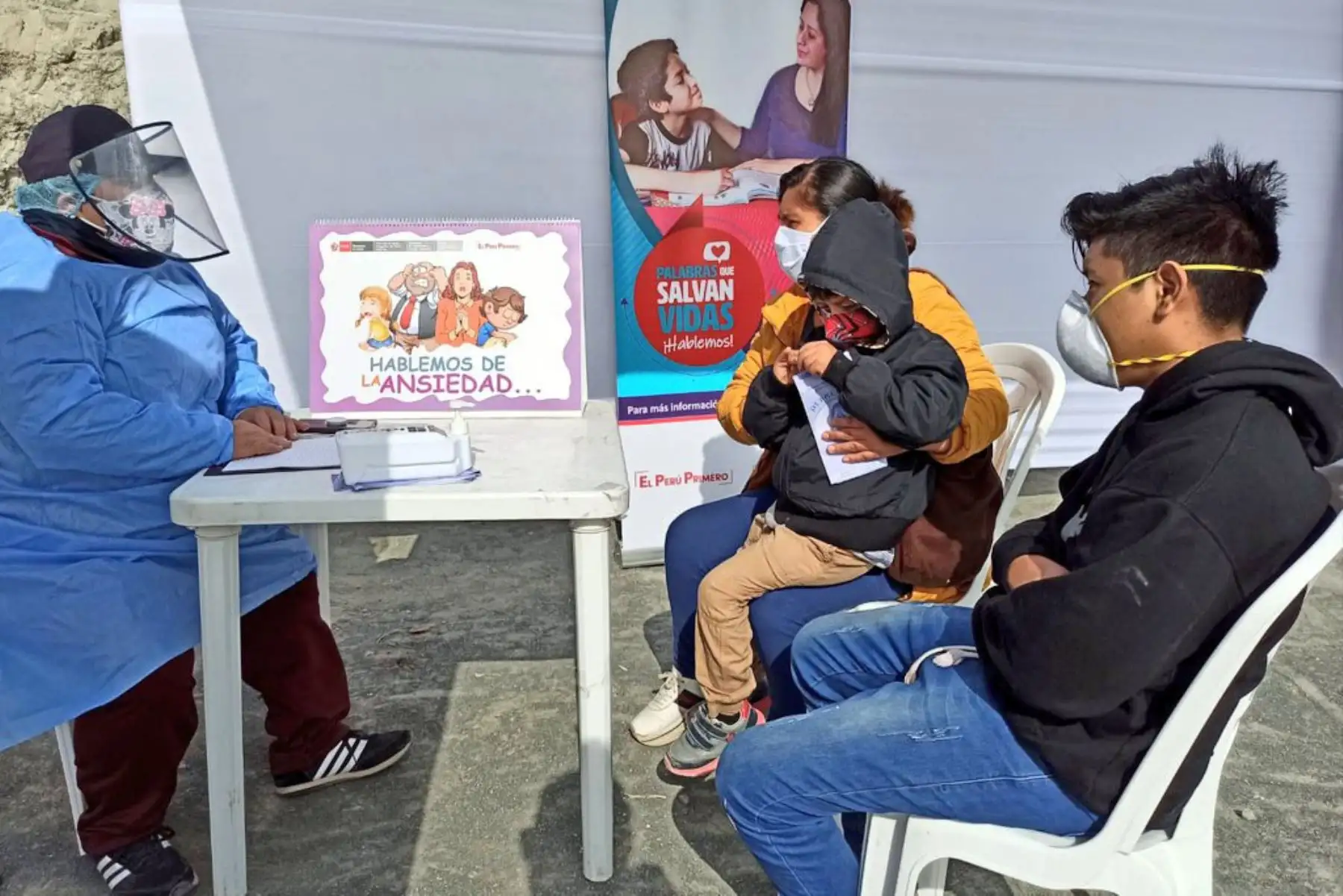 Equipo del Ministerio de Salud estuvieron en la zona de Manchay brindando atención integral de salud a la población de cuatro asentamientos humanos. Niños y adultos recibieron vacunación, descarte de covid -19 y orientación en salud mental ante la emergencia sanitaria. 
Foto: Minsa