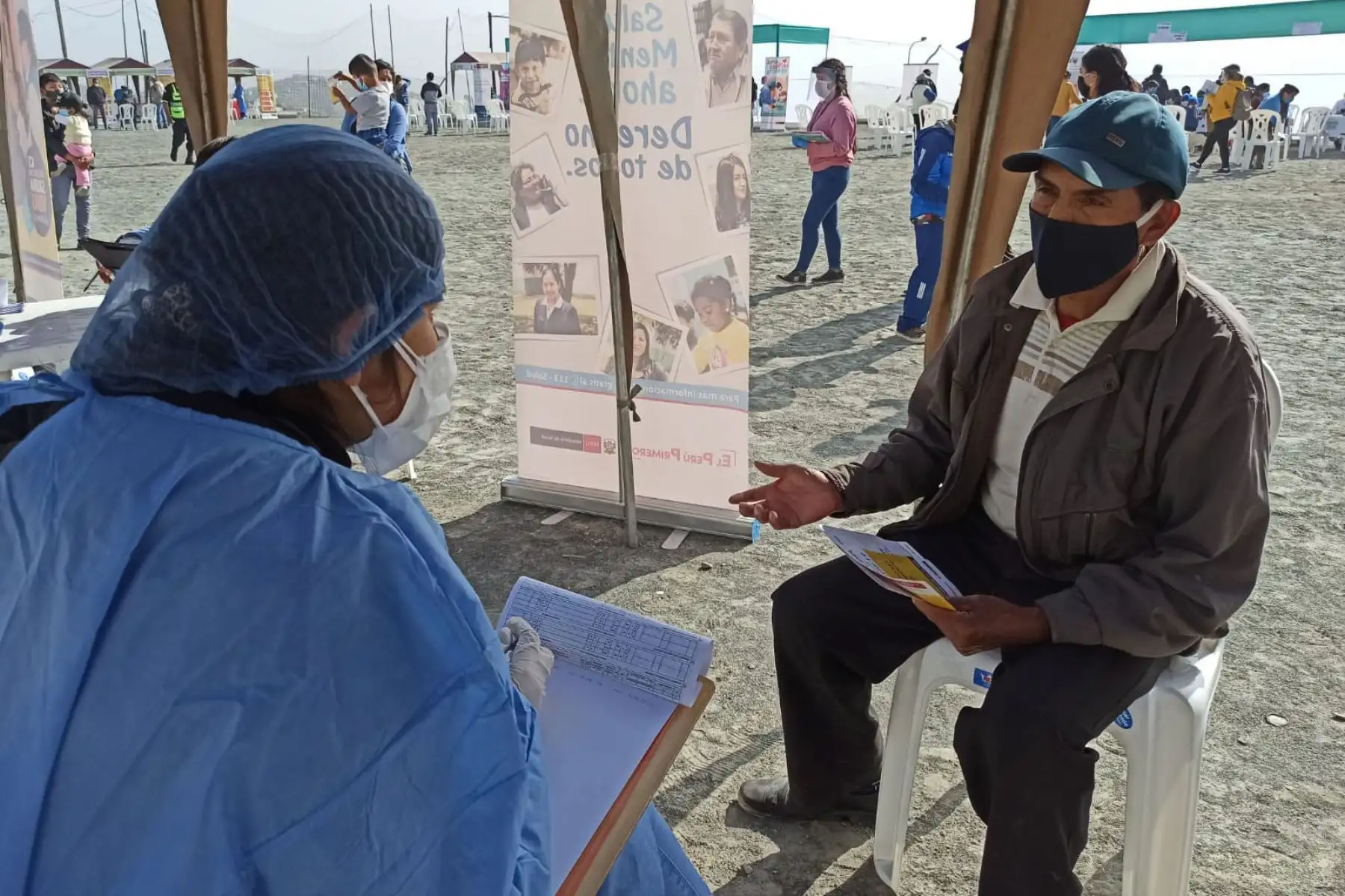 Equipo del Ministerio de Salud estuvieron en la zona de Manchay brindando atención integral de salud a la población de cuatro asentamientos humanos. Niños y adultos recibieron vacunación, descarte de covid -19 y orientación en salud mental ante la emergencia sanitaria. 
Foto: Minsa