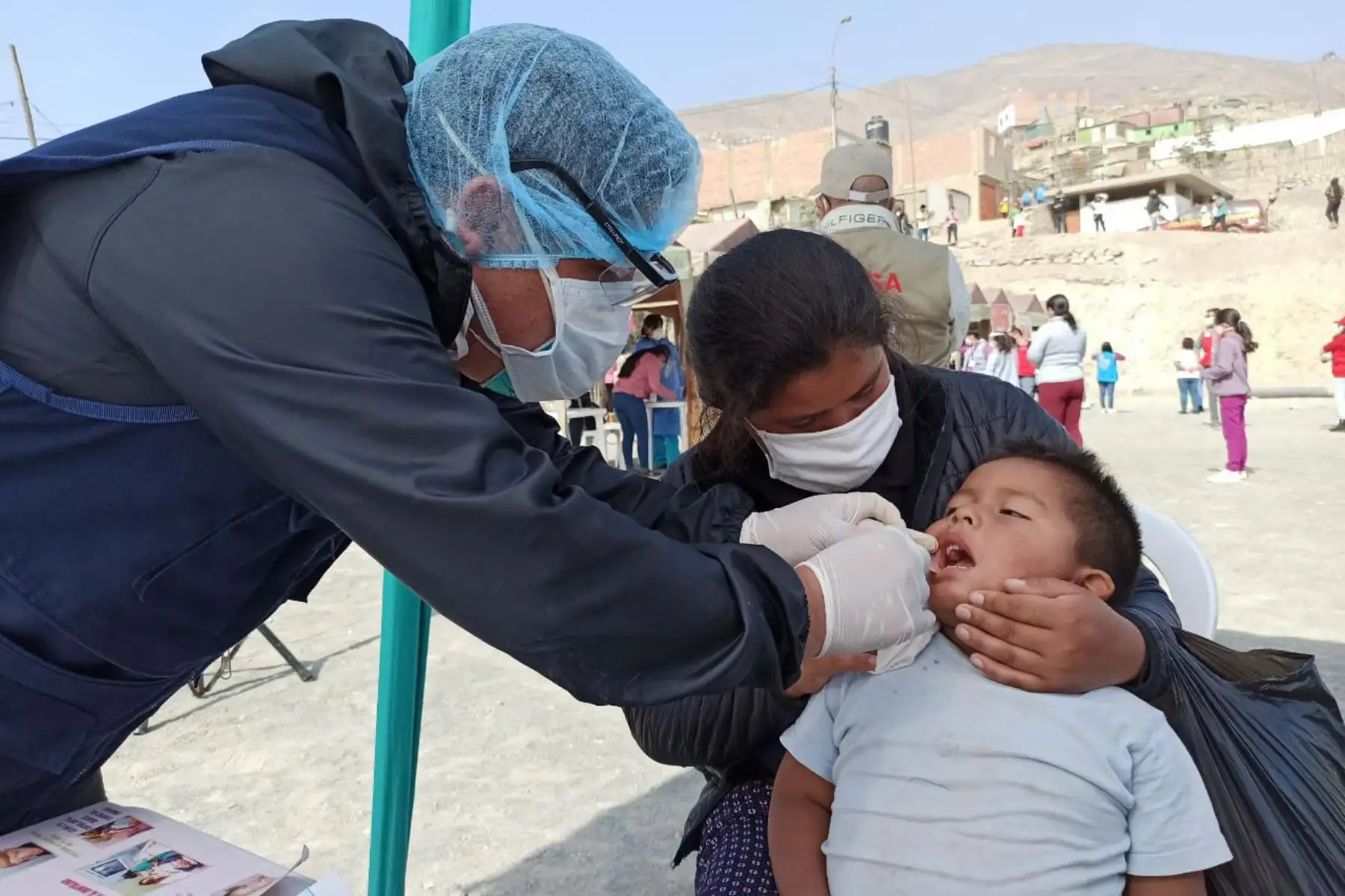 Equipo del Ministerio de Salud estuvieron en la zona de Manchay brindando atención integral de salud a la población de cuatro asentamientos humanos. Niños y adultos recibieron vacunación, descarte de covid -19 y orientación en salud mental ante la emergencia sanitaria. 
Foto: Minsa