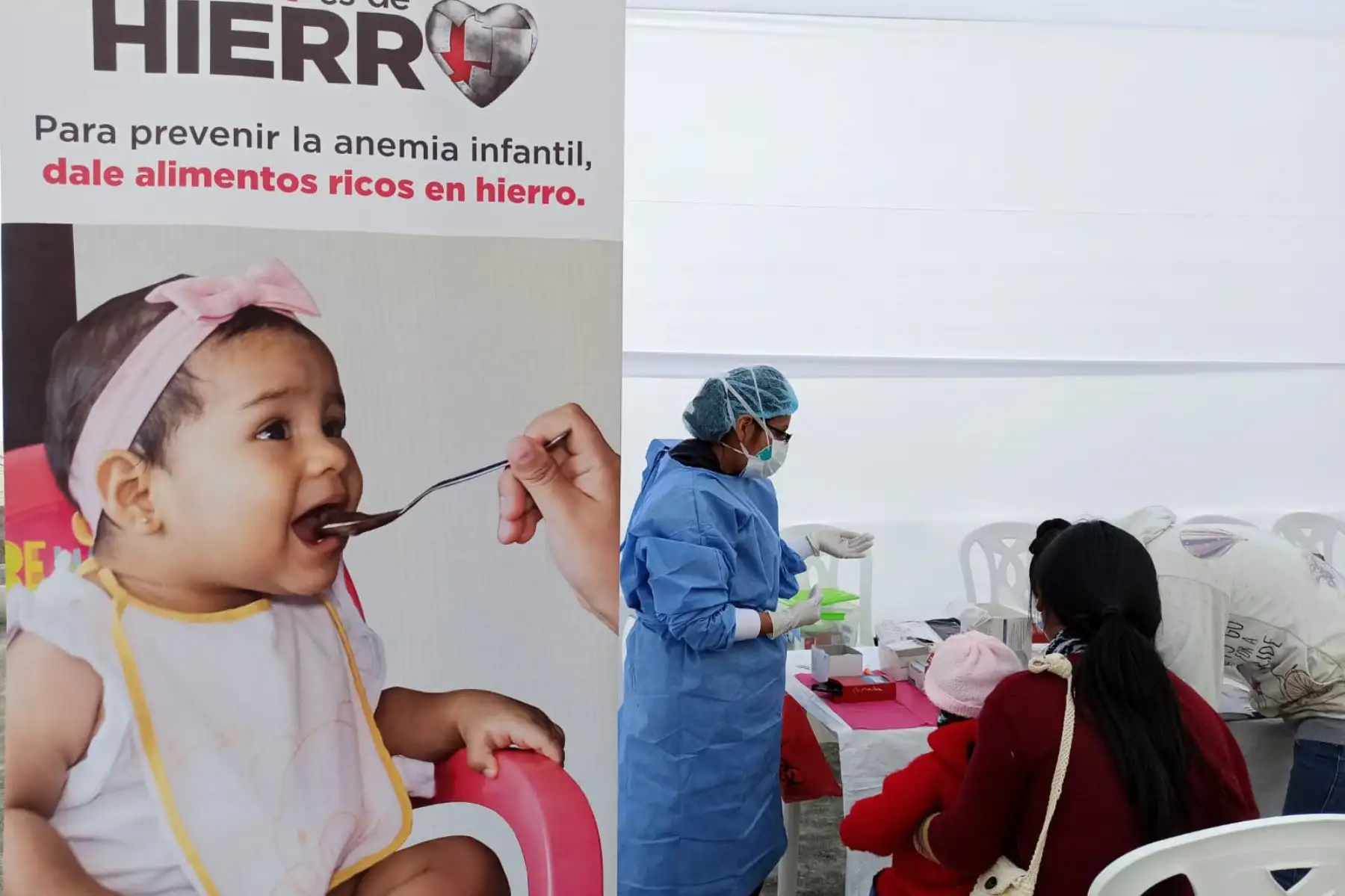Equipo del Ministerio de Salud estuvieron en la zona de Manchay brindando atención integral de salud a la población de cuatro asentamientos humanos. Niños y adultos recibieron vacunación, descarte de covid -19 y orientación en salud mental ante la emergencia sanitaria. 
Foto: Minsa