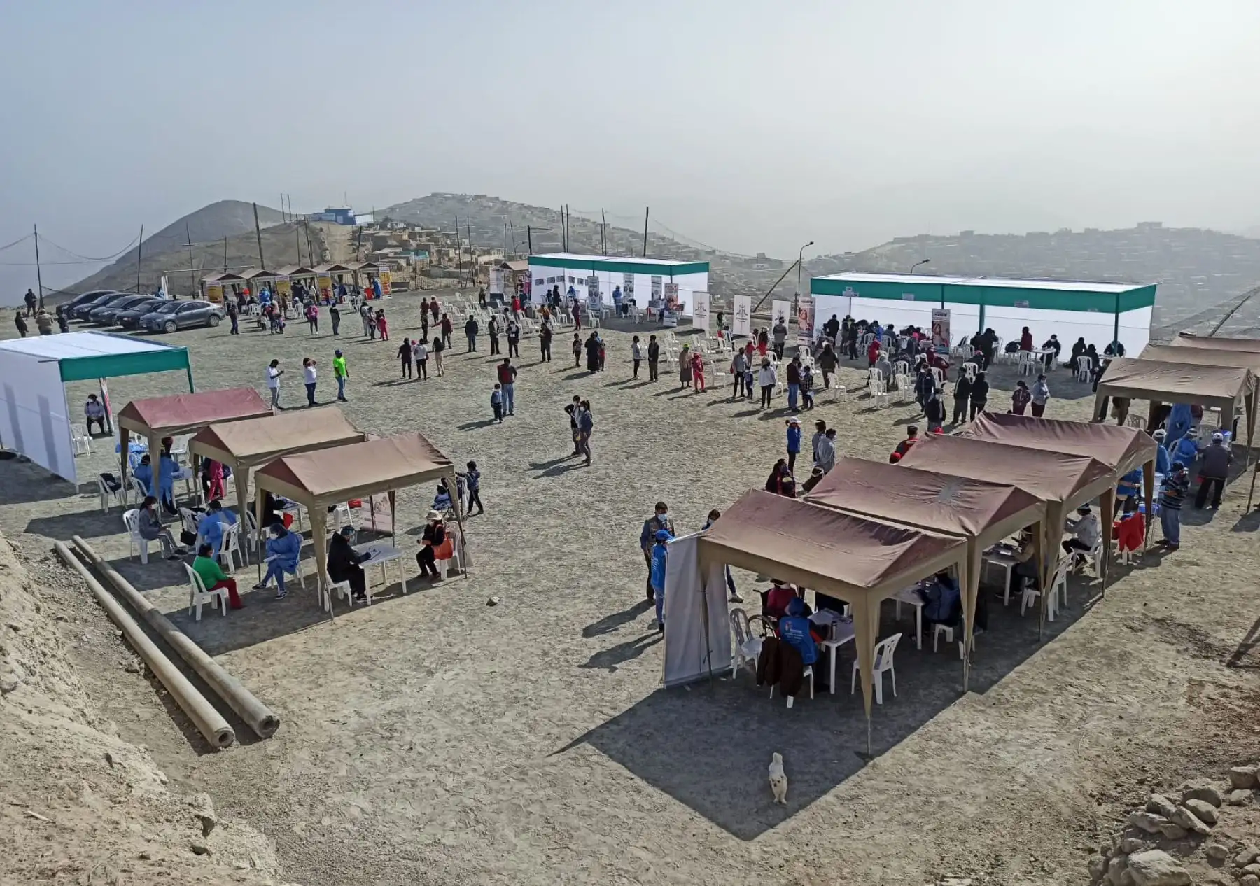 Equipo del Ministerio de Salud estuvieron en la zona de Manchay brindando atención integral de salud a la población de cuatro asentamientos humanos. Niños y adultos recibieron vacunación, descarte de covid -19 y orientación en salud mental ante la emergencia sanitaria. 
Foto: Minsa