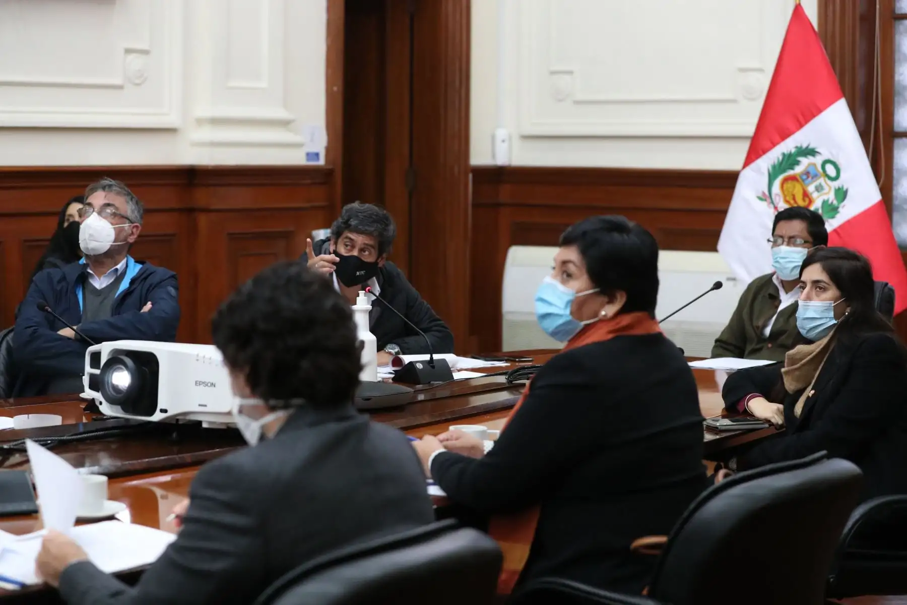 El titular de la PCM, Vicente Zeballos lidera reunión de trabajo con sectores del Ejecutivo para articular acciones que impulsen el desarrollo del Corredor Vial Sur. En la reunión participa la ministra de Energía y Minas,  Susana Vilca.
Foto: PCM