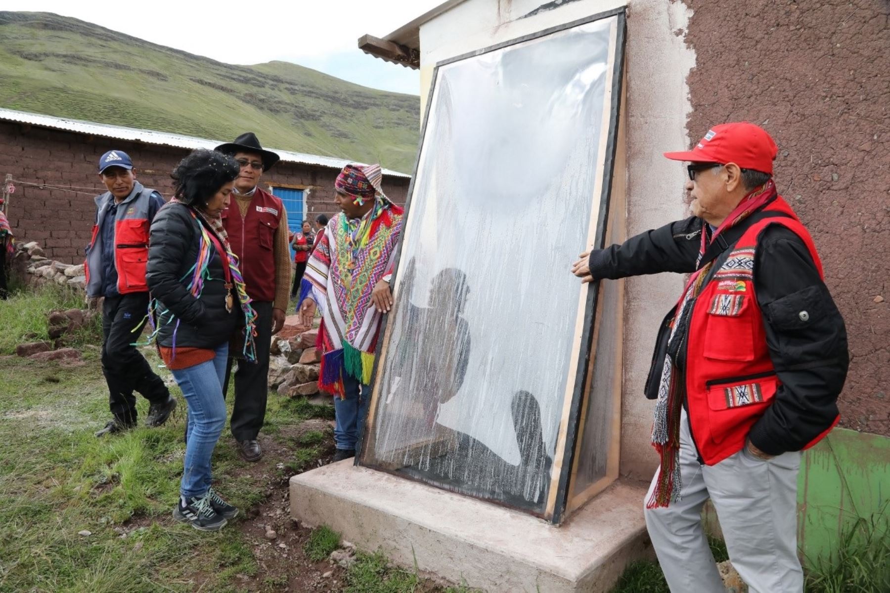 Más de un millar de familias de las zonas altas de Cusco se protegen de las heladas con las "casitas calientes" que ejecuta el Foncodes.