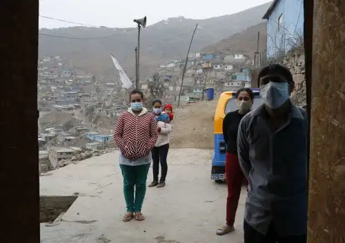Personas esperan sus raciones de la olla común el 1 de julio de 2020 en un cerro de la Nueva Rinconada, en Pamplona, un barrio del populoso distrito limeño de San Juan de Miraflores (Perú). Foto: EFE