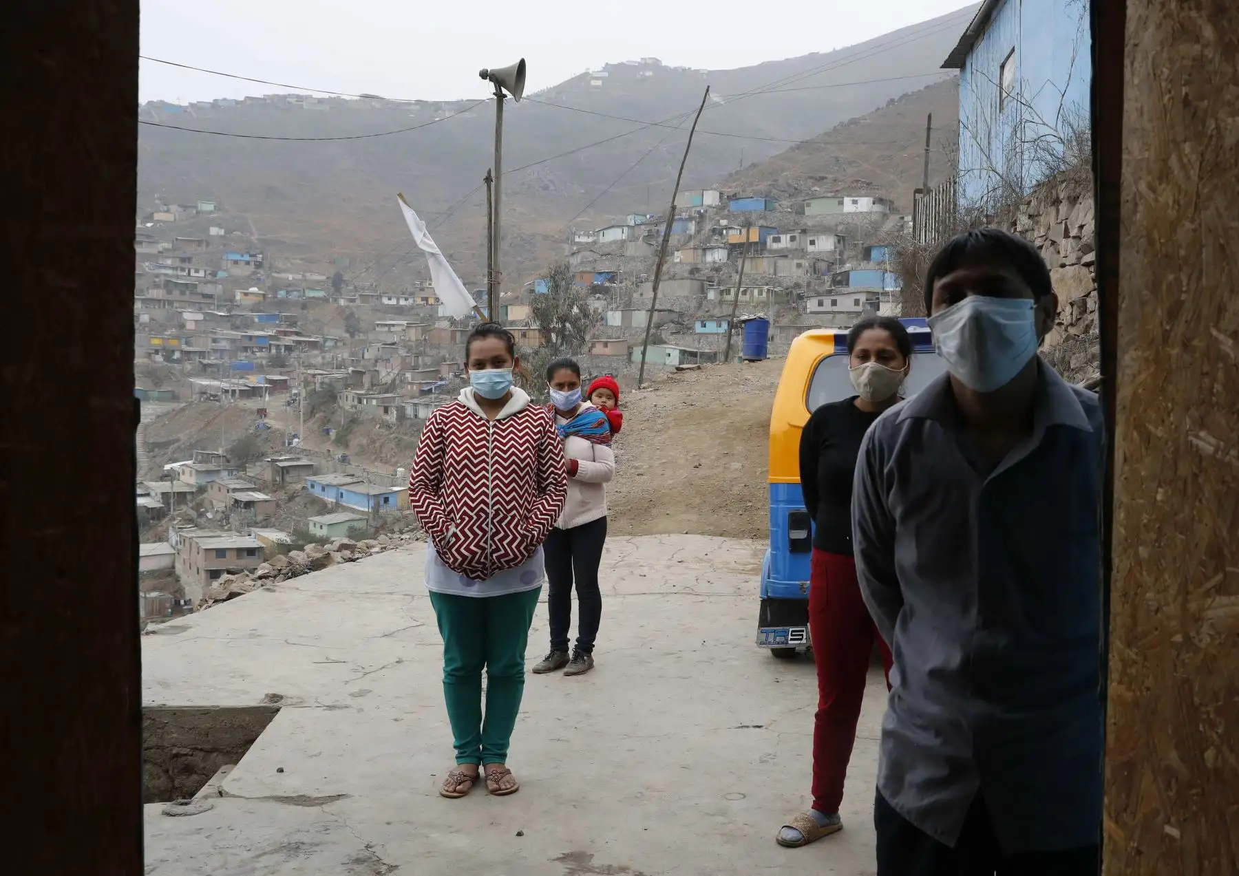 Personas esperan sus raciones de la olla común el 1 de julio de 2020 en un cerro de la Nueva Rinconada, en Pamplona, un barrio del populoso distrito limeño de San Juan de Miraflores (Perú). Foto: EFE
