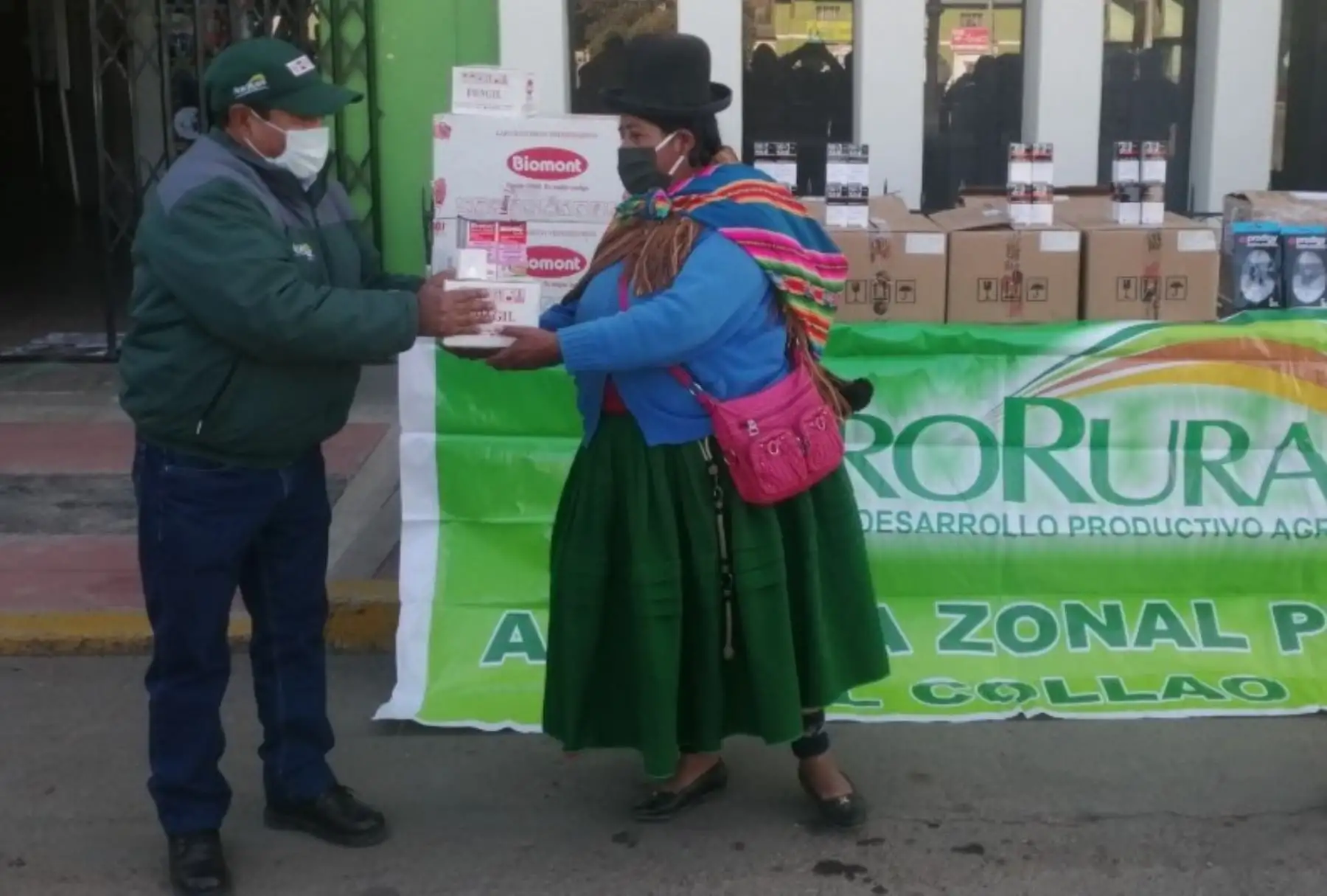 Tras entregar los primeros 2,000 kits veterinarios para la protección del ganado de las familias productoras ante las heladas en las provincias de Puno, Lampa, Chucuito y Sandia, el Ministerio de Agricultura y Riego (Minagri), a través de Agro Rural, llegó al distrito de Pichacani para fortalecer las acciones preventivas en donde se protegerán a 30,000 alpacas y ovinos con similar acción preventiva.