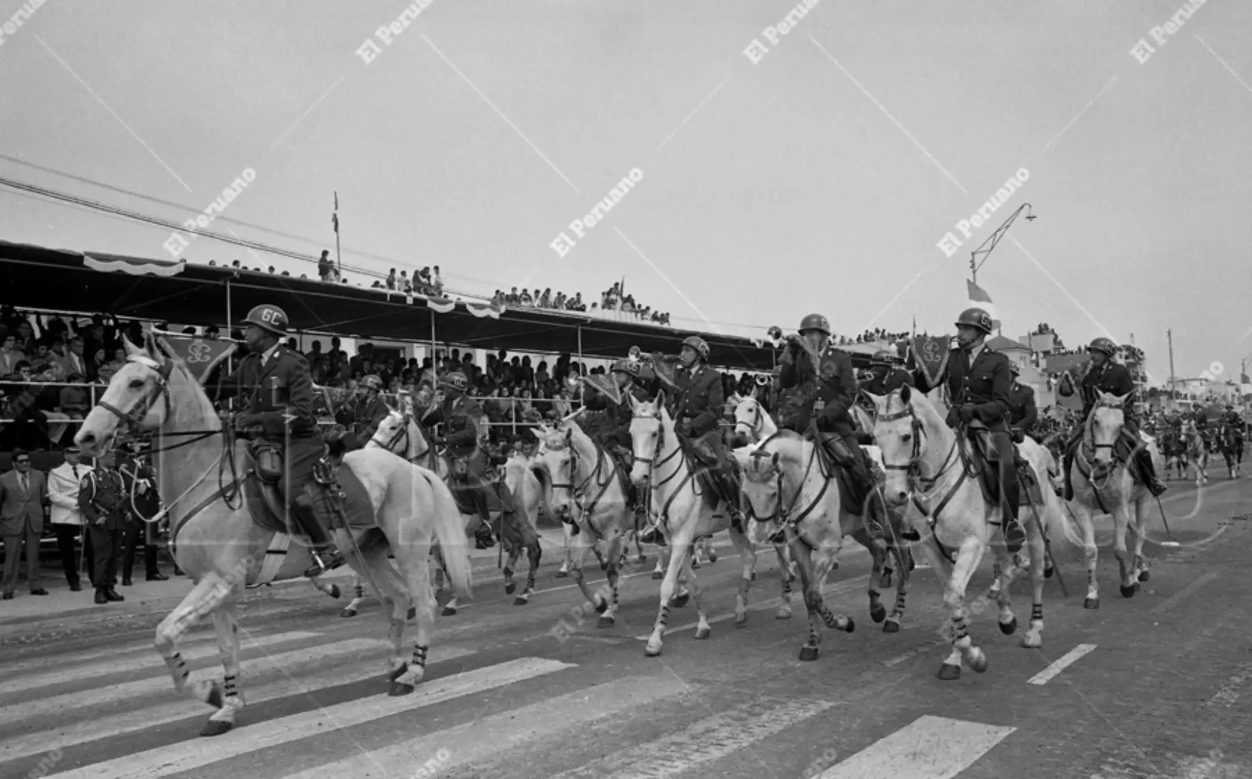 Lima - 29 julio 1974 / La avenida Brasil fue escenario de la Gran Parada y Desfile Militar, con ocasión del 153° aniversario de la independencia nacional. Foto: ANDINA / Archivo Histórico de El Peruano