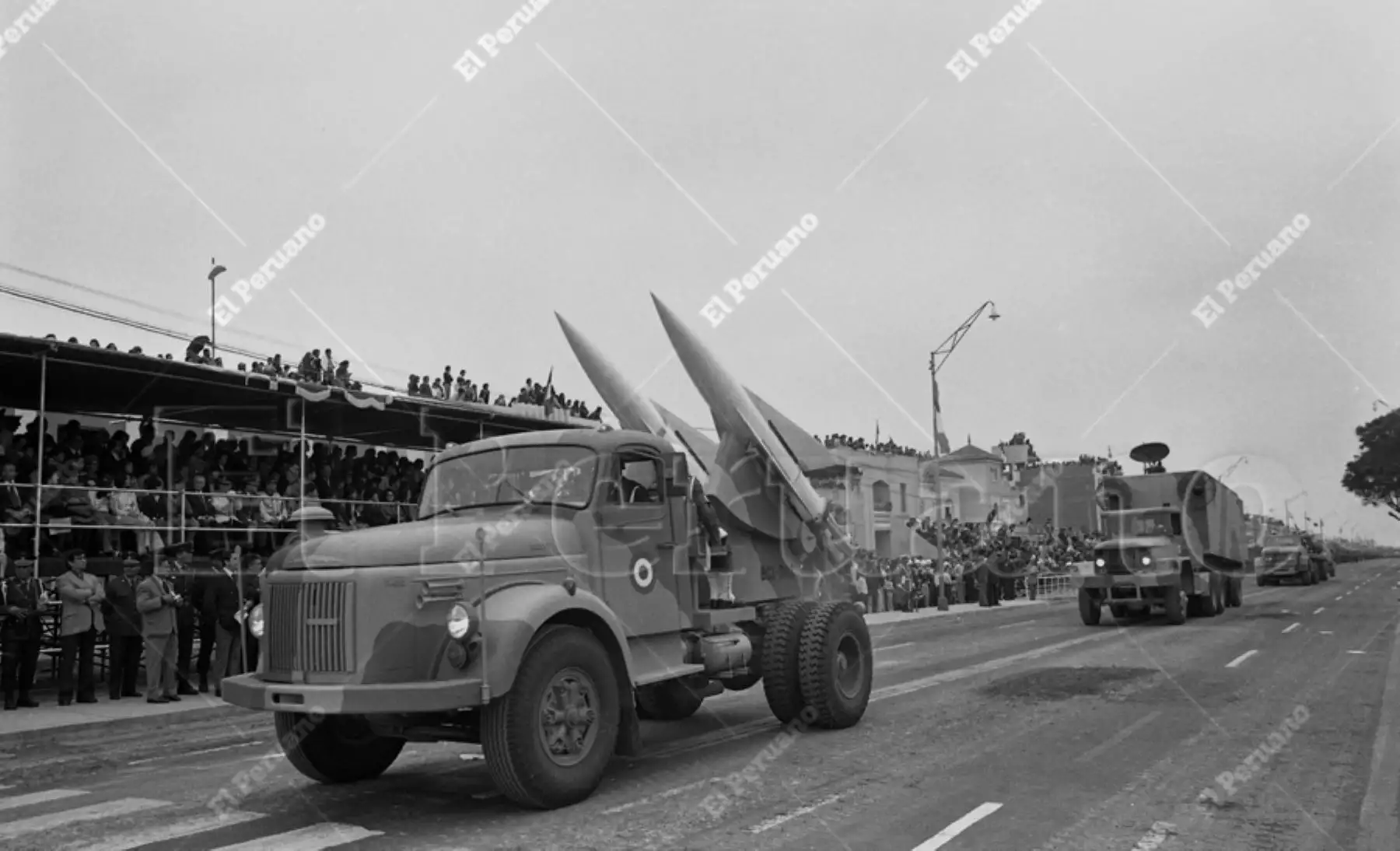 Lima - 29 julio 1974 / Cohetes tierra-aire, moderna tecnología bélica, en la Gran Parada y Desfile Militar por el 153° aniversario patrio. Foto: ANDINA / Archivo Histórico de El Peruano