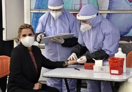 La presidenta boliviana, Jeanine Anez, se hace un análisis sanguíneo antes de donar sangre a las afueras de el palacio presidencial de La Paz el 12 de junio de 2020. Foto: AFP/Archivo
