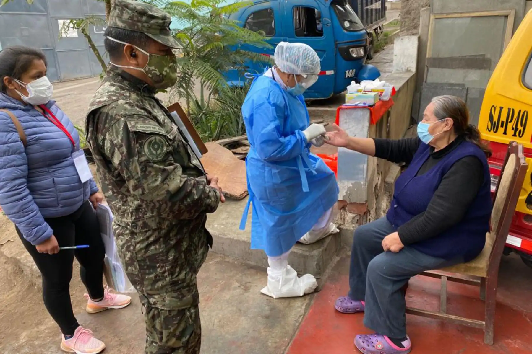 Una de las estrategias multisectoriales implementadas por el Ejecutivo para combatir la pandemia del coronavirus es la operación Territorial de Ayuda para el Tratamiento y Aislamiento frente al Covid-19 (Tayta), destinada atender en sus viviendas a las poblaciones más vulnerables, como los mayores de 60 años con enfermedades crónicas que agravan su condición de salud si se contagian. ANDINA/Difusión