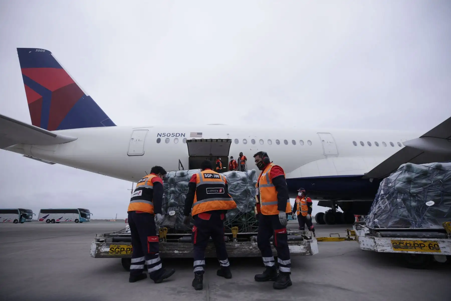 Producto del trabajo articulado entre la PCM, Cancilleria del Peru , Ministerio de Salud, Embajada de EE.UU en Perú y Delta Airlines  llega a Lima 230 balones de oxígeno, de un grupo de 512 que serán distribuidos a hospitales a nivel nacional para contribuir a los esfuerzos ante el covid-19.
Foto: PCM