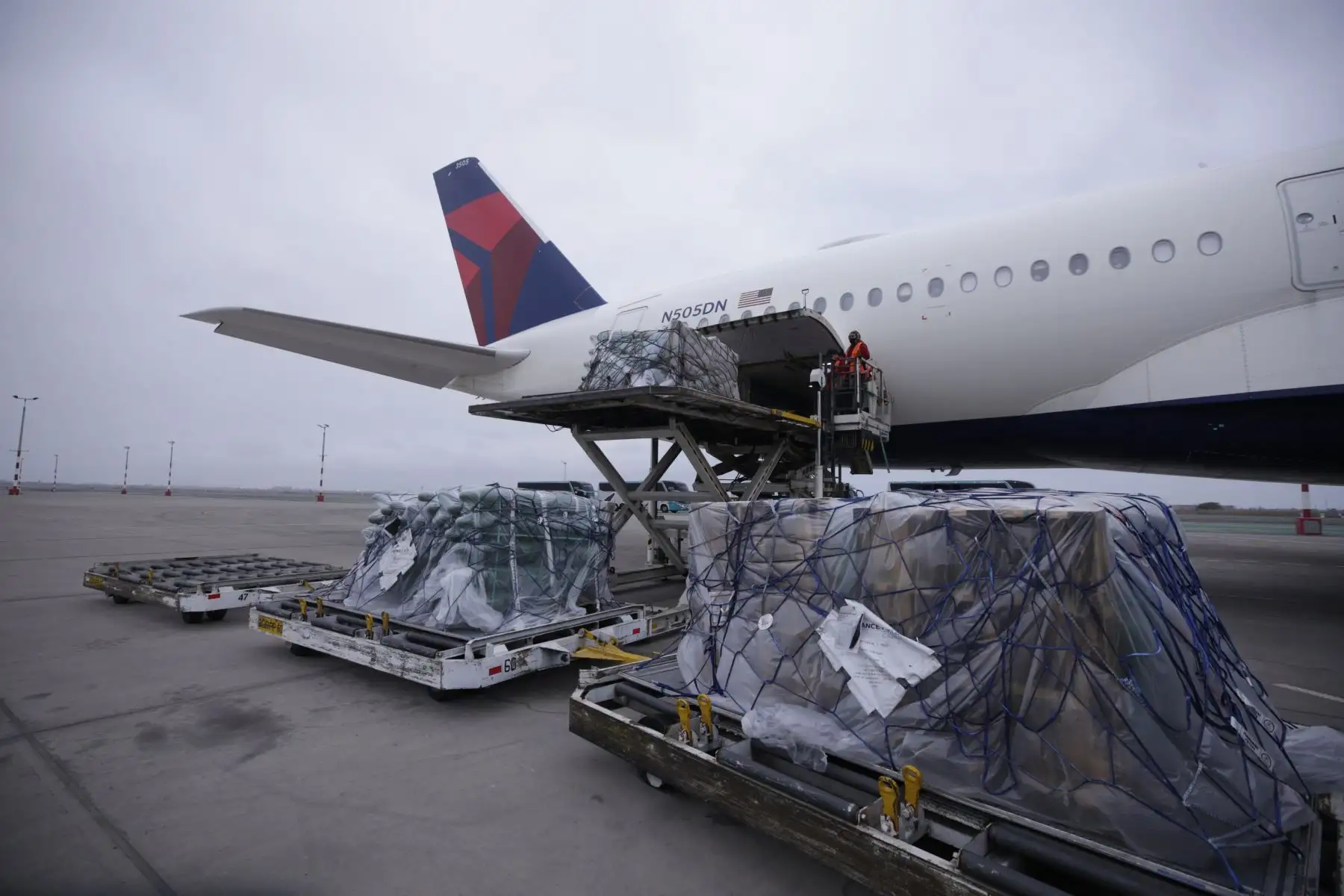 Producto del trabajo articulado entre la PCM, Cancilleria del Peru , Ministerio de Salud, Embajada de EE.UU en Perú y Delta Airlines  llega a Lima 230 balones de oxígeno, de un grupo de 512 que serán distribuidos a hospitales a nivel nacional para contribuir a los esfuerzos ante el covid-19.
Foto: PCM