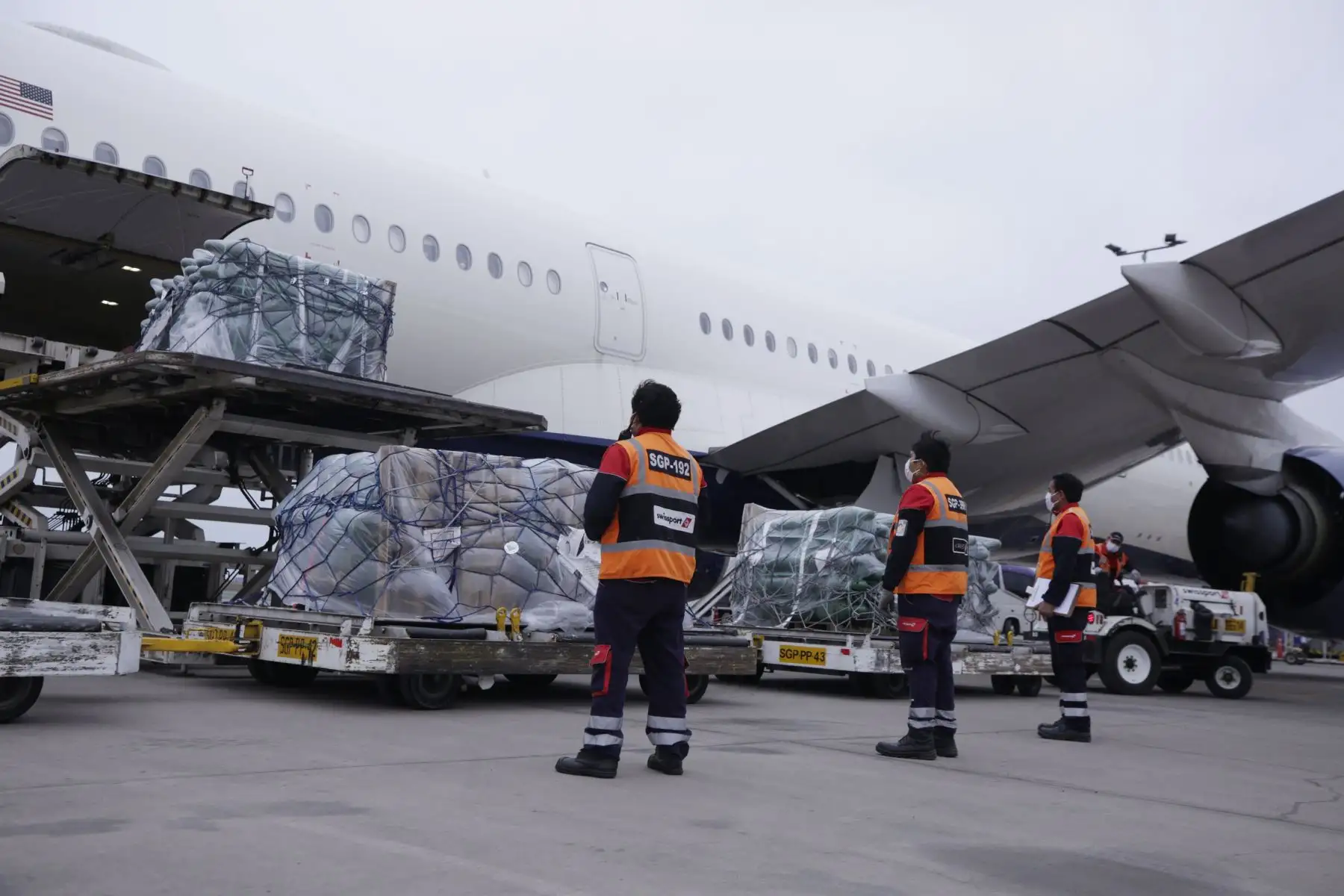 Producto del trabajo articulado entre la PCM, Cancilleria del Peru , Ministerio de Salud, Embajada de EE.UU en Perú y Delta Airlines  llega a Lima 230 balones de oxígeno, de un grupo de 512 que serán distribuidos a hospitales a nivel nacional para contribuir a los esfuerzos ante el covid-19.
Foto: PCM