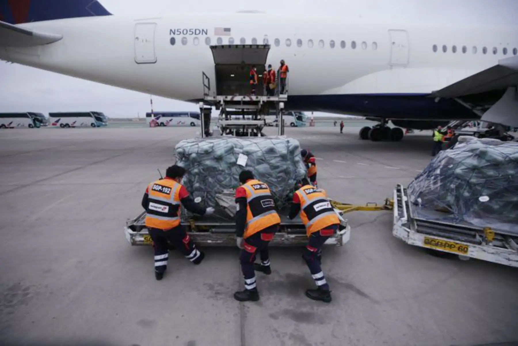 Producto del trabajo articulado entre la PCM, Cancilleria del Peru , Ministerio de Salud, Embajada de EE.UU en Perú y Delta Airlines  llega a Lima 230 balones de oxígeno, de un grupo de 512 que serán distribuidos a hospitales a nivel nacional para contribuir a los esfuerzos ante el covid-19.
Foto: PCM