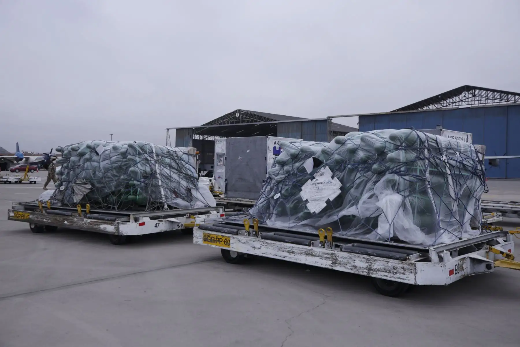 Producto del trabajo articulado entre la PCM, Cancilleria del Peru , Ministerio de Salud, Embajada de EE.UU en Perú y Delta Airlines  llega a Lima 230 balones de oxígeno, de un grupo de 512 que serán distribuidos a hospitales a nivel nacional para contribuir a los esfuerzos ante el covid-19.
Foto: PCM