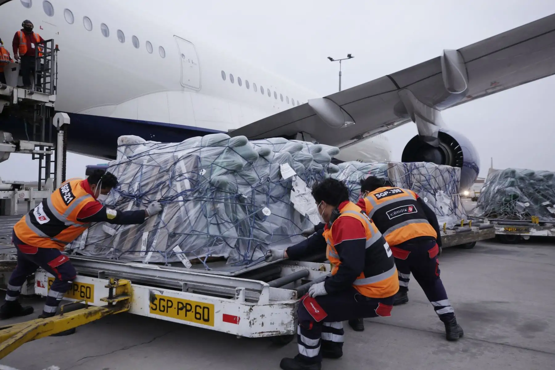 Producto del trabajo articulado entre la PCM, Cancilleria del Peru , Ministerio de Salud, Embajada de EE.UU en Perú y Delta Airlines  llega a Lima 230 balones de oxígeno, de un grupo de 512 que serán distribuidos a hospitales a nivel nacional para contribuir a los esfuerzos ante el covid-19.
Foto: PCM