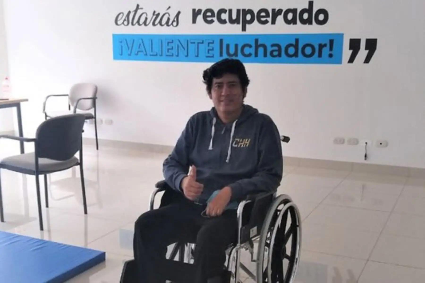 Roberto Vela Clobentz ingresó al nosocomio el pasado 15 de mayo tras ser diagnosticado de covid-19 por presentar fiebres constantes de 40°, dolor intenso en el pecho, malestar general e insuficiencia respiratoria aguda. FOTO:Captura TV