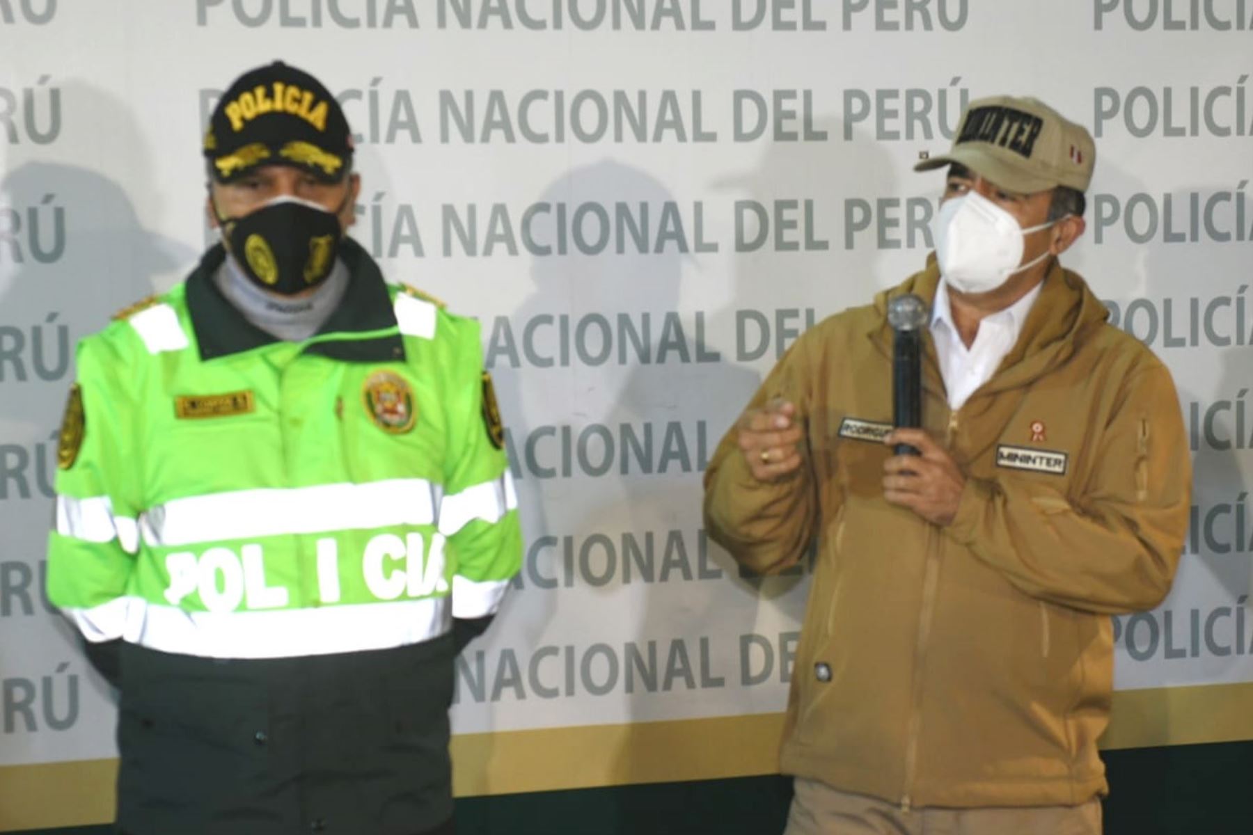 El ministro del Interior, Gastón Rodríguez presenta los resultados de dos megaoperativos contra la delincuencia común y los infractores al Estado de Emergencia, en el marco del plan de seguridad “Fortaleza 2020”.
Foto: Mininter