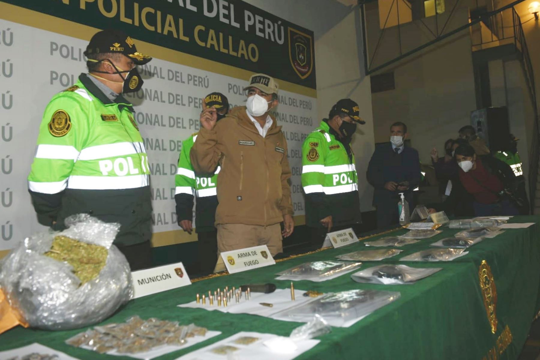 El ministro del Interior, Gastón Rodríguez presenta los resultados de dos megaoperativos contra la delincuencia común y los infractores al Estado de Emergencia, en el marco del plan de seguridad “Fortaleza 2020”.
Foto: Mininter