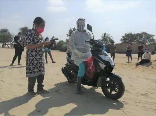 Conoce a Gina Minaya, la ejemplar enfermera que recorre en su moto los diversos caseríos de Piura para vacunar a adultos mayores y personas con discapacidad.