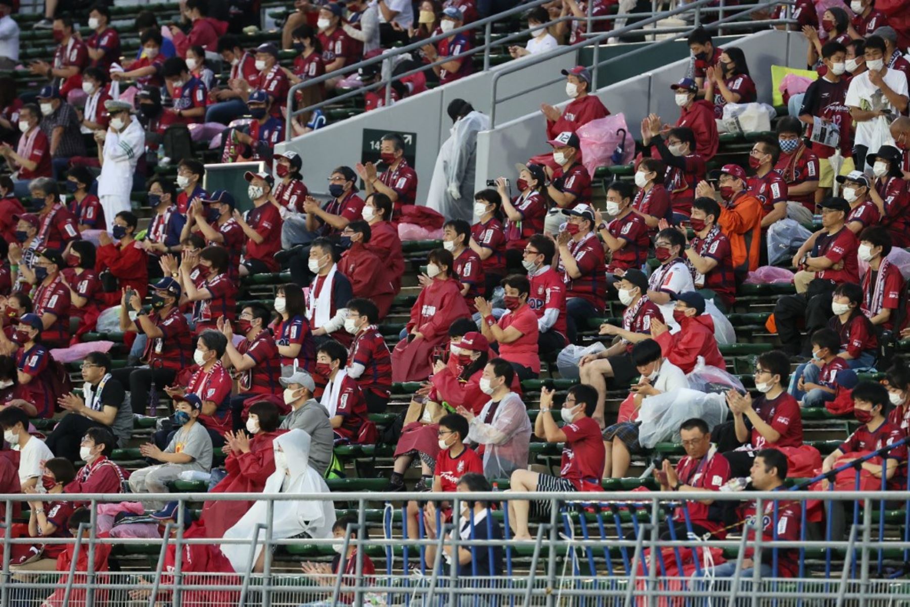 Aficionados japoneses de béisbol ya retornaron a los estadios para ver a sus equipos preferidos