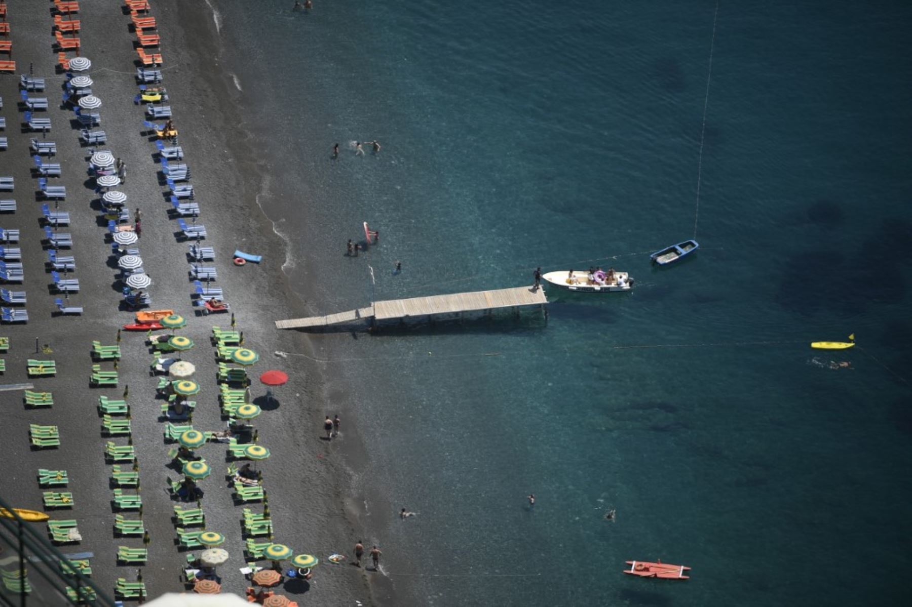 Vista de una playa en el pueblo de Positano, en la costa de Amalfi, en el sur de Italia. Foto: AFP