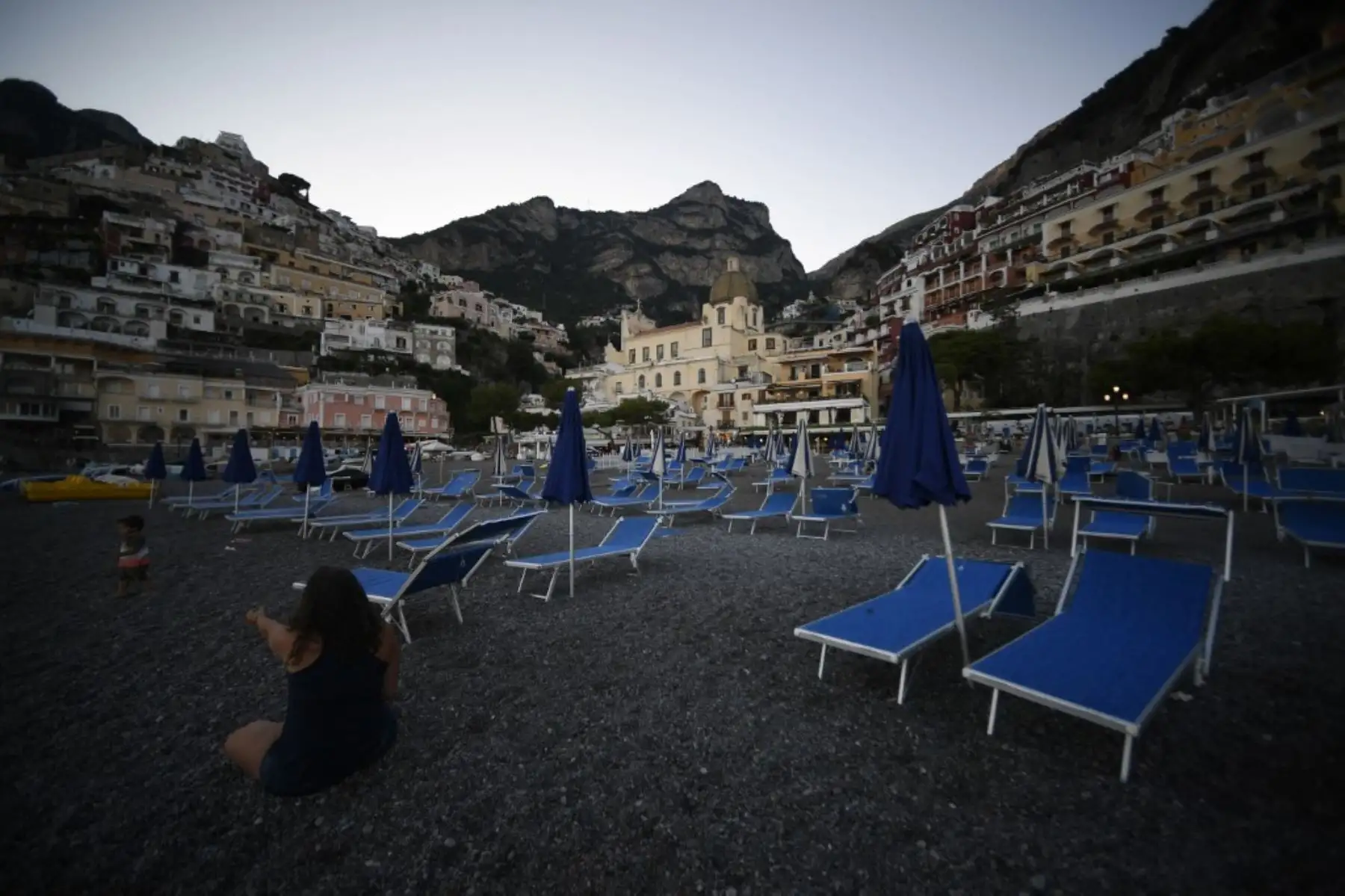 Una vista tomada cuando se pone el sol en una playa en Positano, en la costa de Amalfi, en el sur de Italia. Foto: AFP
