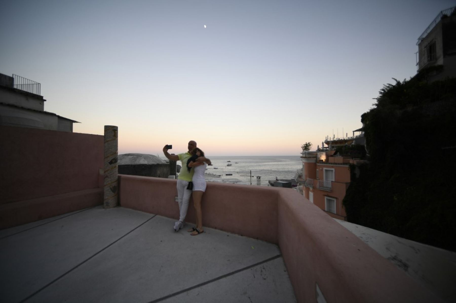 Esta foto muestra a personas tomando una foto selfie en Positano, en la costa de Amalfi, en el sur de Italia. Foto: AFP
