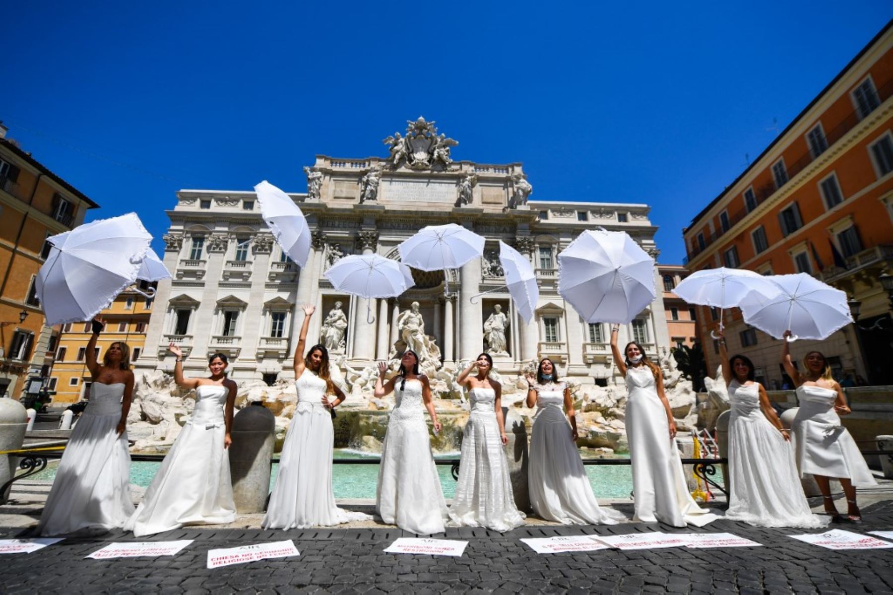Las novias con su vestido realizan una protesta flashmob contra el aplazamiento de sus matrimonios debido al estricto protocolo de todas las ceremonias religiosas dentro de la pandemia de coronavirus en Roma. Foto: AFP