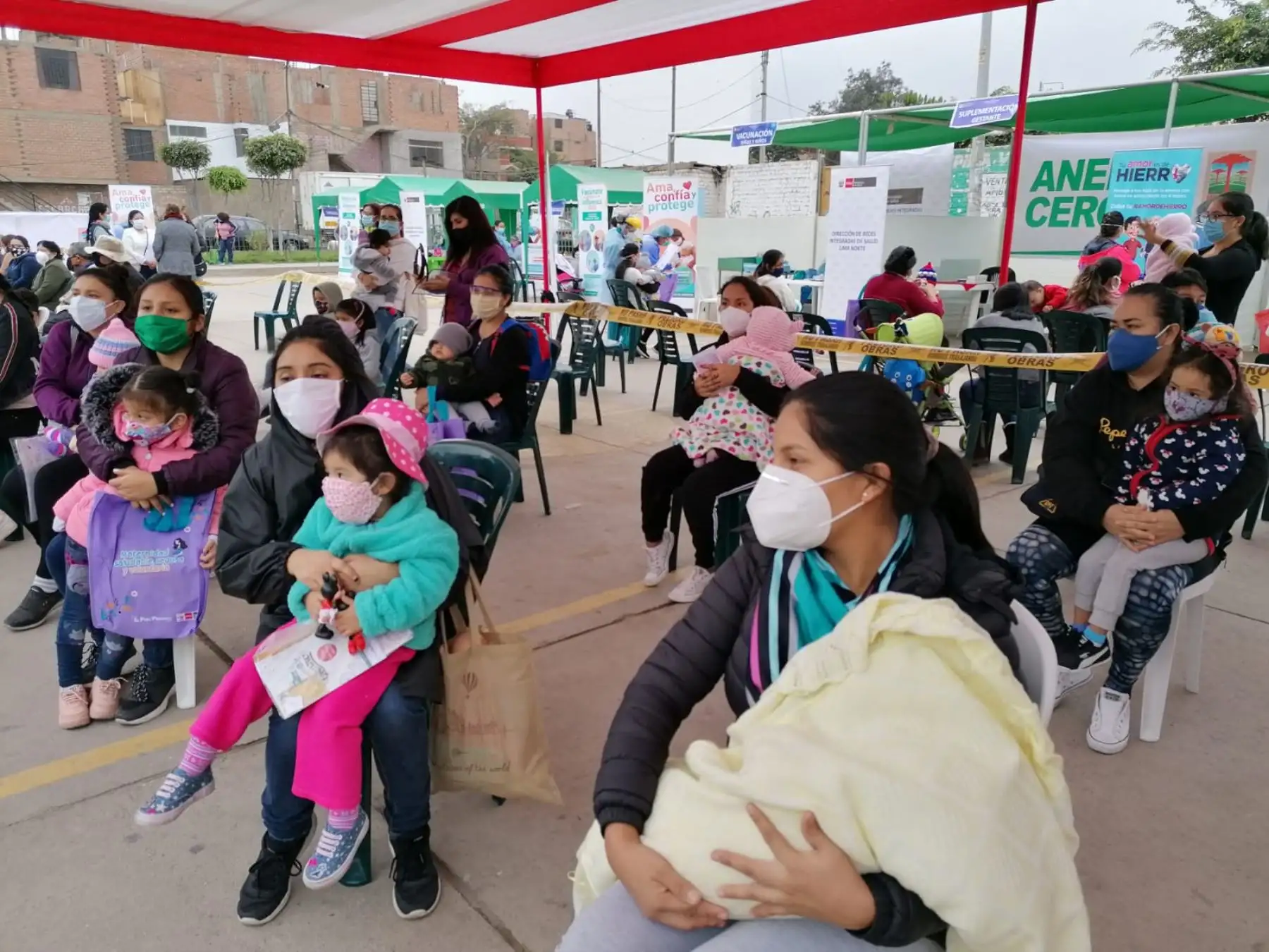 Equipos del Minsa brindan atención integral de salud a más de 300 niños, gestantes y adultos mayores de Los Olivos, priorizando el esquema regular de vacunación.

Foto: MINSA