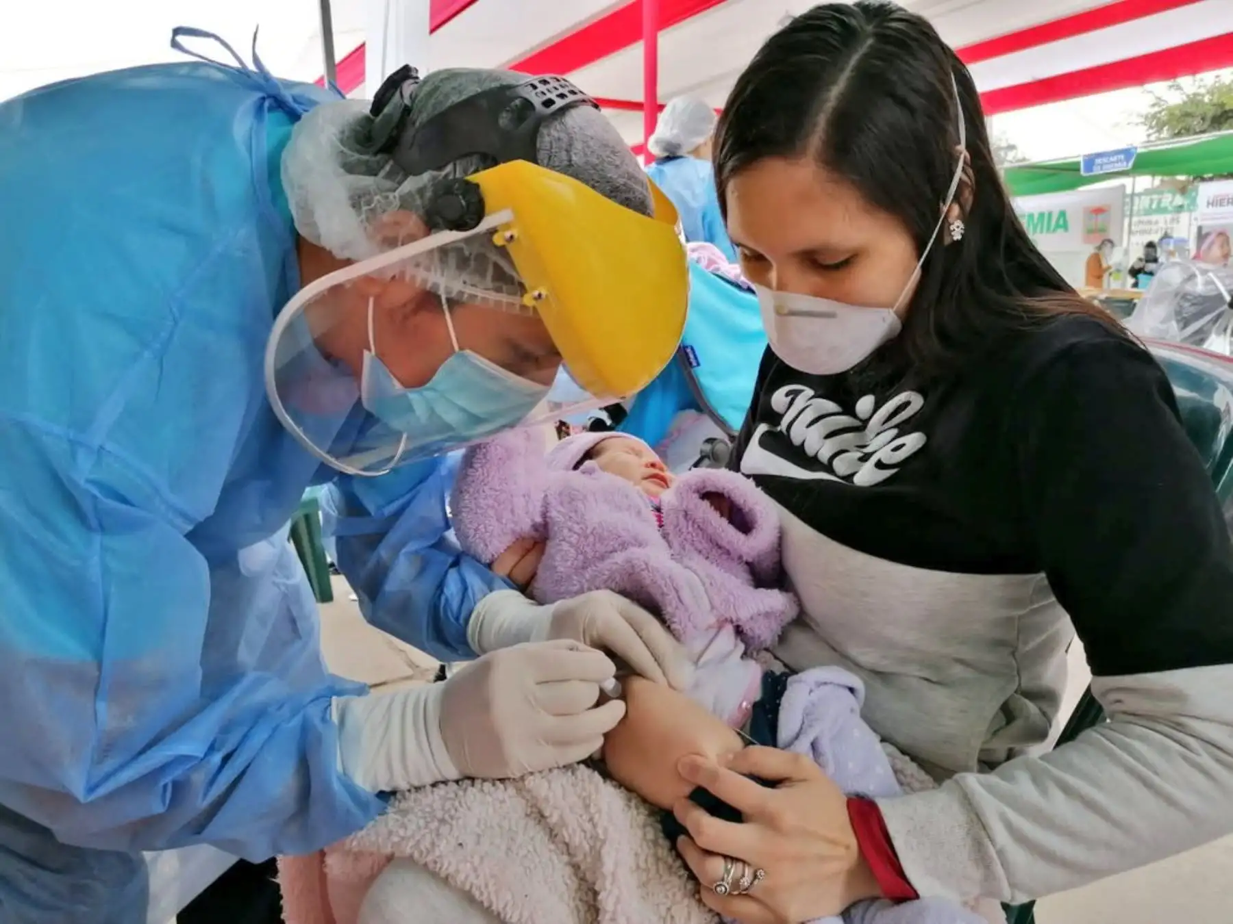Equipos del Minsa brindan atención integral de salud a más de 300 niños, gestantes y adultos mayores de Los Olivos, priorizando el esquema regular de vacunación.

Foto: MINSA
