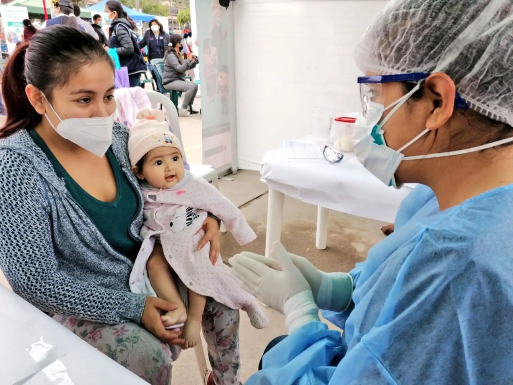 Equipos del Minsa brindan atención integral de salud a más de 300 niños, gestantes y adultos mayores de Los Olivos, priorizando el esquema regular de vacunación.

Foto: MINSA