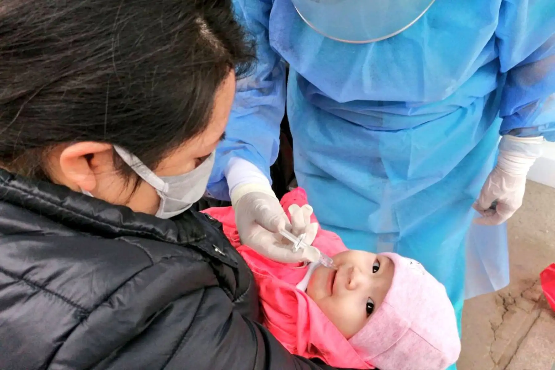 Equipos del Minsa brindan atención integral de salud a más de 300 niños, gestantes y adultos mayores de Los Olivos, priorizando el esquema regular de vacunación.

Foto: MINSA