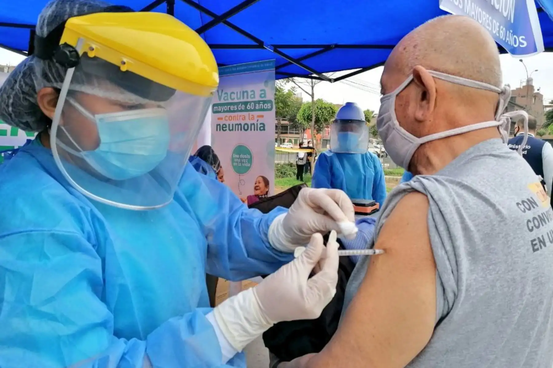 Equipos del Minsa brindan atención integral de salud a más de 300 niños, gestantes y adultos mayores de Los Olivos, priorizando el esquema regular de vacunación.

Foto: MINSA