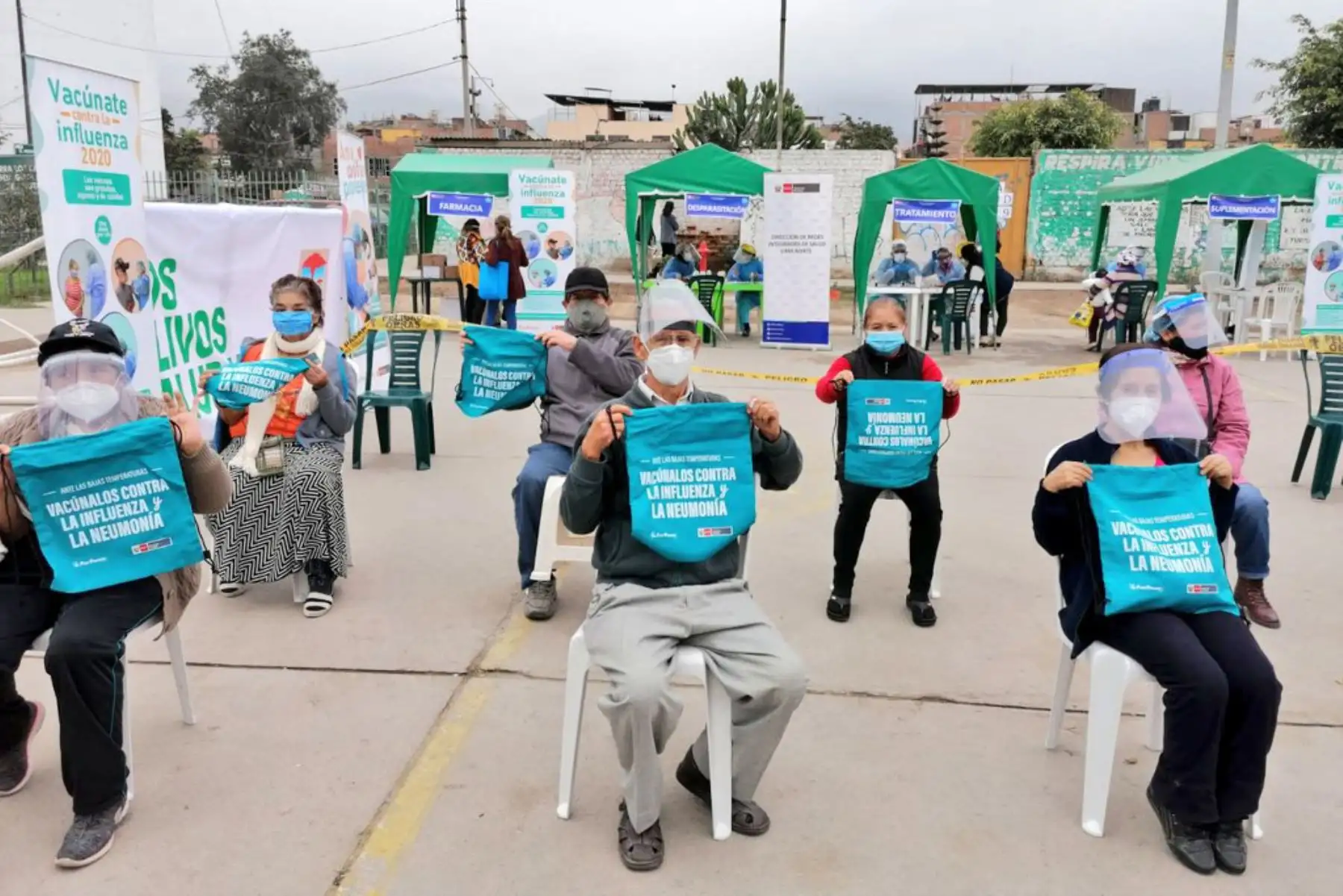 Equipos del Minsa brindan atención integral de salud a más de 300 niños, gestantes y adultos mayores de Los Olivos, priorizando el esquema regular de vacunación.

Foto: MINSA