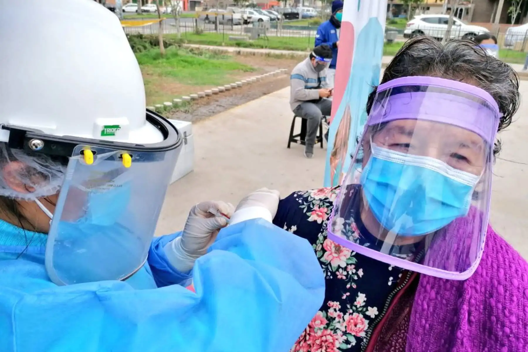 Equipos del Minsa brindan atención integral de salud a más de 300 niños, gestantes y adultos mayores de Los Olivos, priorizando el esquema regular de vacunación.

Foto: MINSA