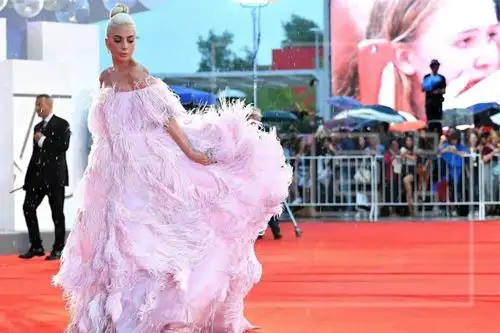 Lady Gaga se convirtió en la nueva embajadora de la nueva fragancia de Valentino. EFE
