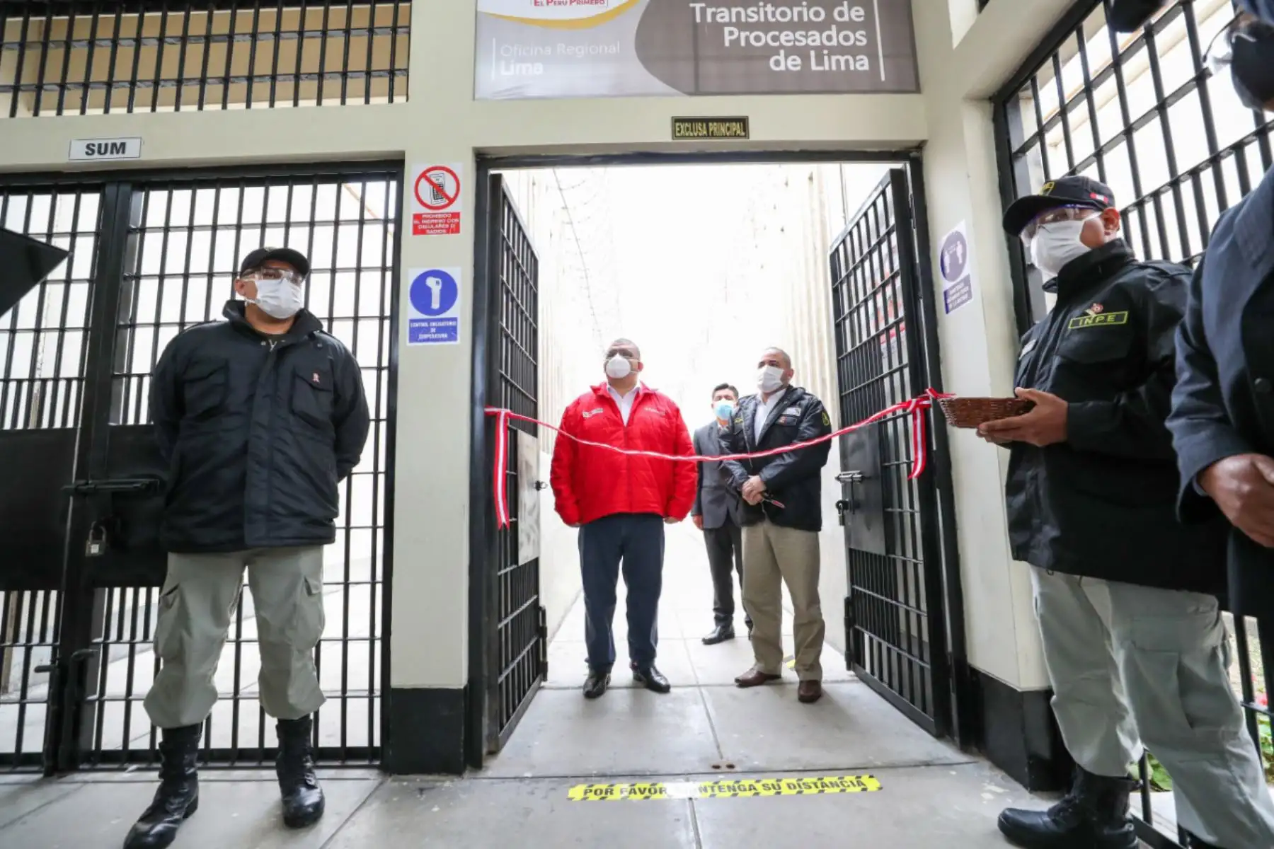 El ministro de Justicia Fernando Castaneda, acompañado del vicepresidente del INPE,  Rafael Castillo inauguran el Establecimiento Transitorio de Procesados de Lima, ubicado en el E.P. Ancón II.
Foto: Ministerio de Justicia y Derechos Humanos