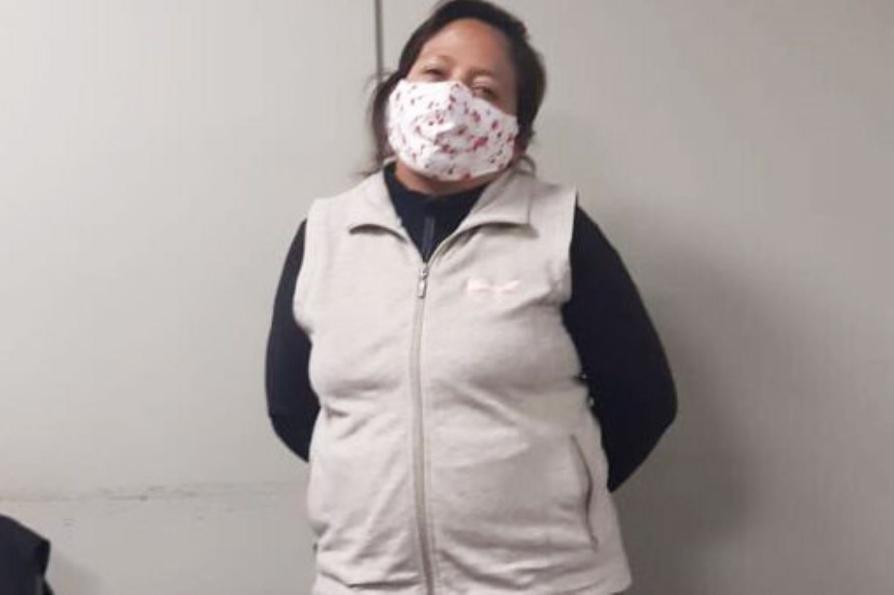 La Policía Nacional informó que esta mujer fue hallada infraganti comercializando ivermectina sustraída del Colegio Médico de Junín. Foto: ANDINA/Difusión