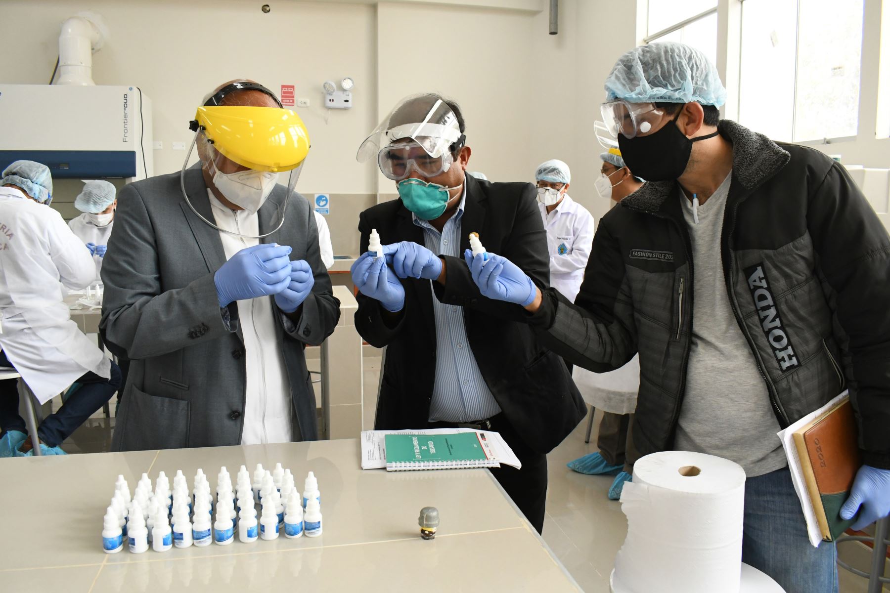 La Universidad Nacional de Trujillo y alcaldes suscribieron alianza para producir ivermectina, jabón líquido y lejía. Foto: ANDINA/Difusión