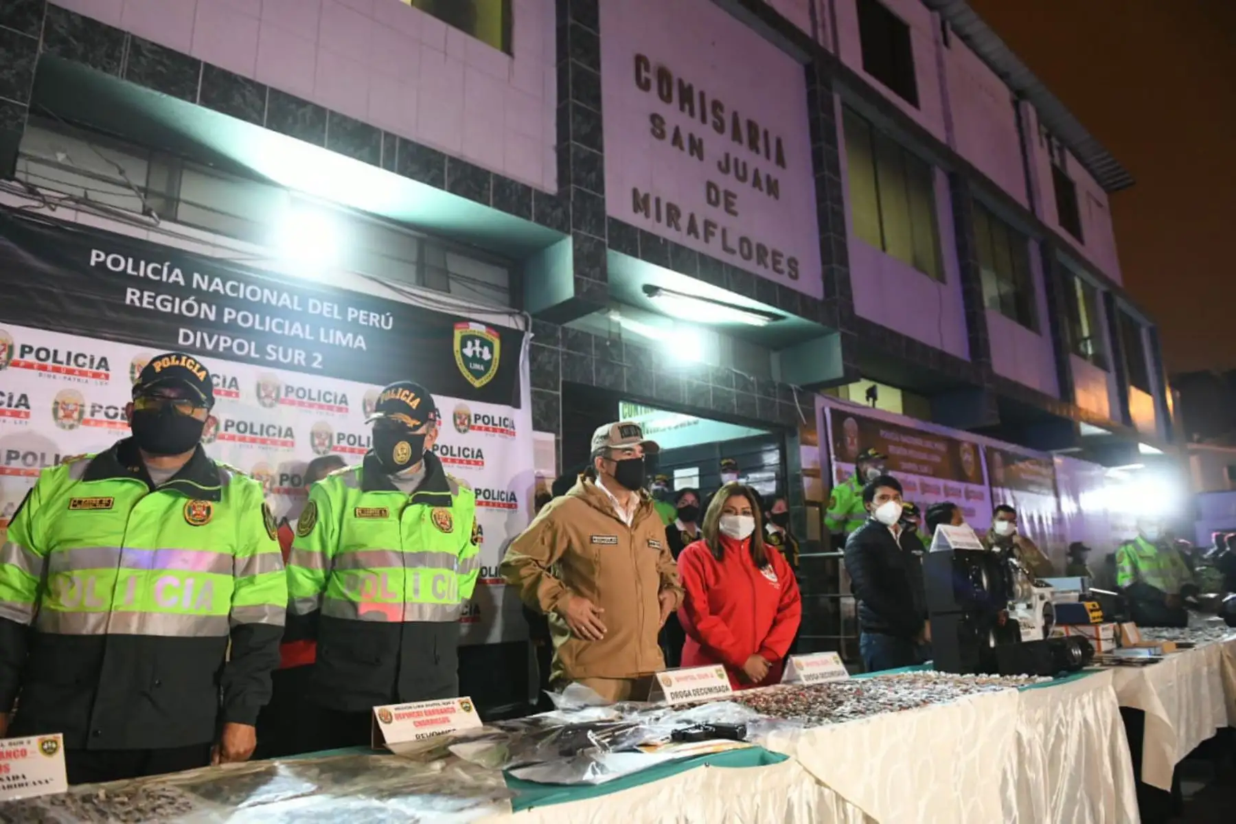 El ministro del Interior, Gastón Rodríguez presenta los resultados de megaoperativo contra la delincuencia común y los infractores al Estado de Emergencia, en el marco del plan de seguridad “Fortaleza 2020”, en San Juan de Miraflores.
Foto: Mininter