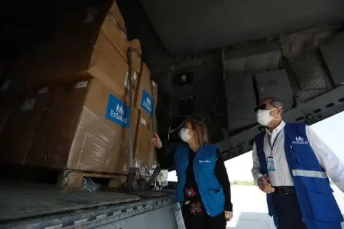 Un total de 1,200 toneladas de equipos de protección personal, productos farmacéuticos, insumos médicos, pruebas rápidas, equipamiento, camas hospitalarias, balones de oxígeno, entre otros implementos envió el Seguro Social de Salud (EsSalud) a sus 26 redes a escala nacional, en lo que va de la emergencia sanitaria por la pandemia del coronavirus covid-19. Foto: ANDINA/difusión.