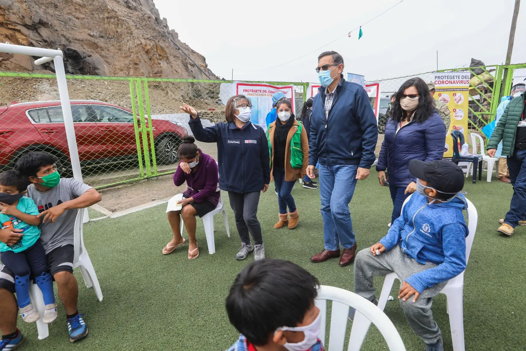 El Perú aplica el Esquema de Vacunación Nacional más completo de las Américas, que consta de 17 vacunas que protegen contra 26 enfermedades prevenibles, destacaron el presidente de la República, Martín Vizcarra; y la viceministra de Salud Pública, Nancy Zerpa, durante la intervención de atención integral en salud que se brindó a más de 800 personas que habitan en lo alto de El Agustino. Foto: Minsa